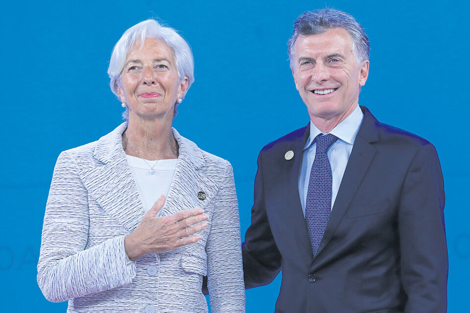 Tiempos de amor y promesas. El acuerdo de Lagarde y Macri, artífices de una catástrofe social (Fuente: AFP)