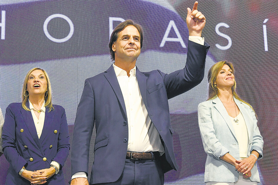 Con la derecha unida, Lavalle Pou (centro) arranca como favorito de cara al ballottage (Fuente: AFP)
