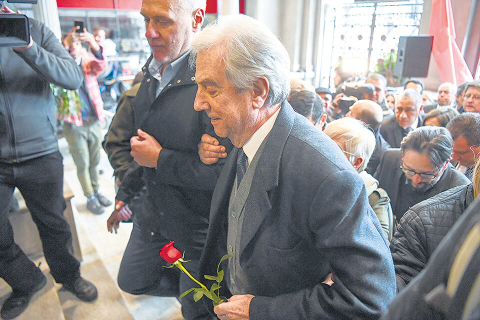 Tabaré Vázquez participó de la despedida a Eduardo Bleier.  (Fuente: AFP)
