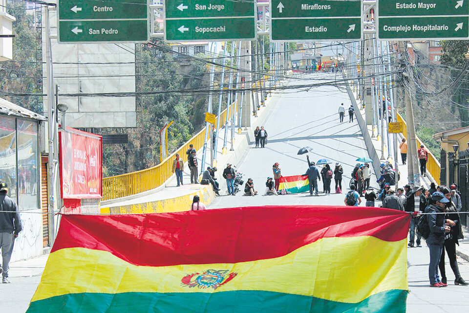 Corte de calle en un puente del centro de La Paz (Fuente: EFE)