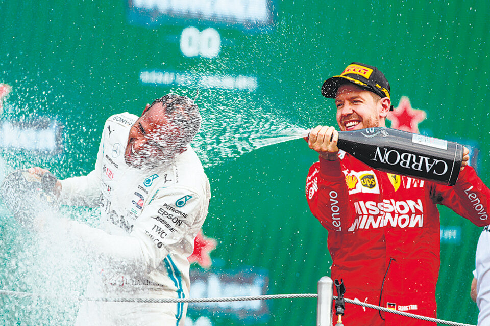 Lewis Hamilton celebra en el podio con Sebastian Vettel. (Fuente: EFE)