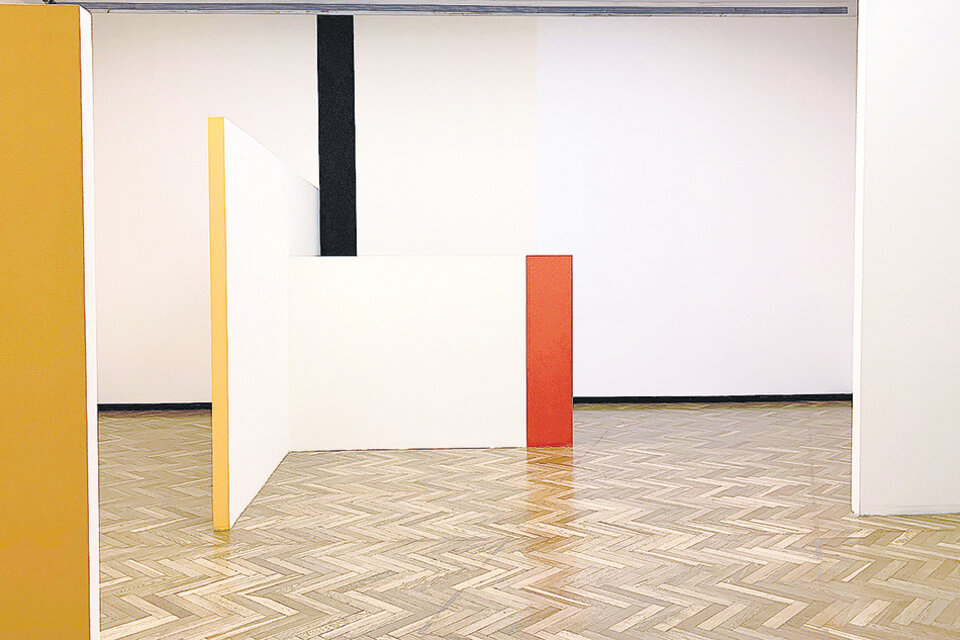 Vista parcial de la instalación "Deconstrucción pictórica", 2019, de Paternosto en el MNBA. Foto 2: A la derecha, dos de los cuadros blancos de Paternosto, pintados en sus bordes.