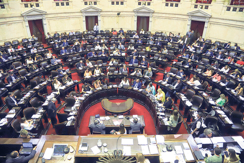 Una escena de la larga sesión en diputados en la que se le dio media sanción a la Ley de Solidaridad y Reactivación Productiva en el marco de la Emergencia pública. (Fuente: NA)