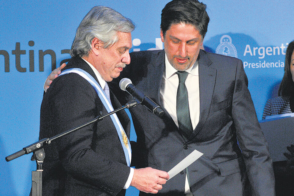 El momento en el que Fernández le toma juramento a Trotta como ministro.