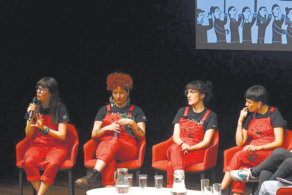 Las integrantes de Las Tesis; Paula Cometa es la segunda de derecha a izquierda.