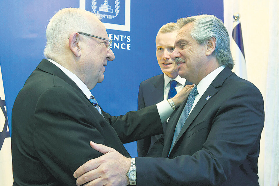 El presidente de Israel, Rauven Rivlin, recibió a Alberto Fernández en el ingreso. (Fuente: Télam)