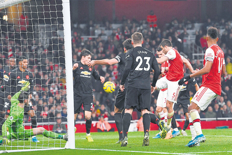 Uno de los goles del Arsenal, que volvió a ganar en la Premier. (Fuente: EFE)