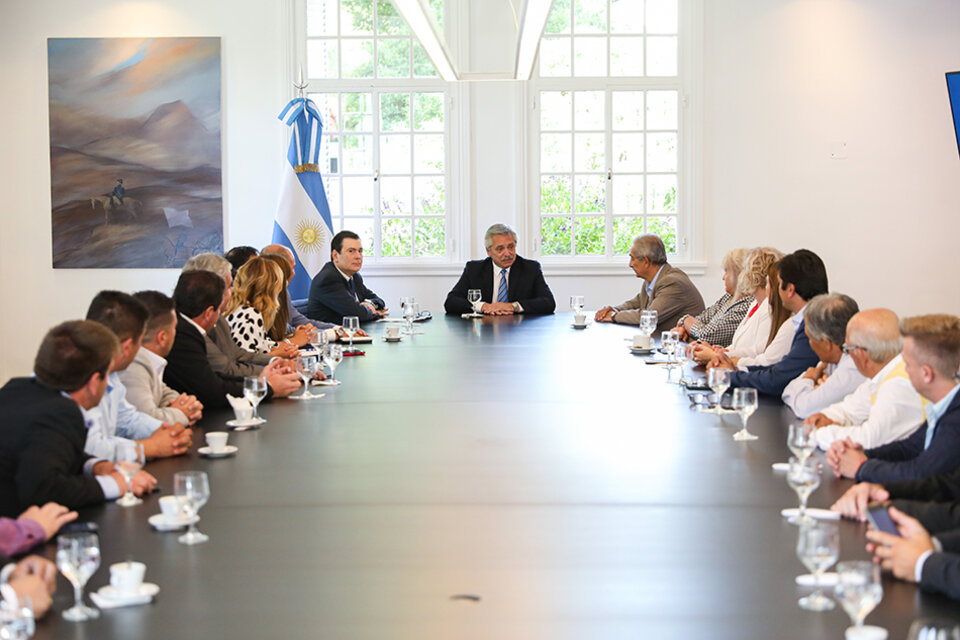 Alberto Fernández junto a Gerardo Zamora y un grupo de intendentes.