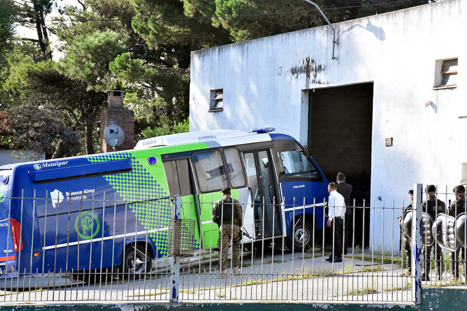 La llegada de los acusados para una de las audiencias en el Juzgado de Gesell. (Fuente: NA)