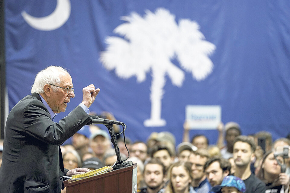 1.Sanders encienda a la multitud en Charleston, Carolina del sur. 2.Seguidores de Sanders alzan carteles en el Paso, Texas. (AFP). (Fuente: AFP)