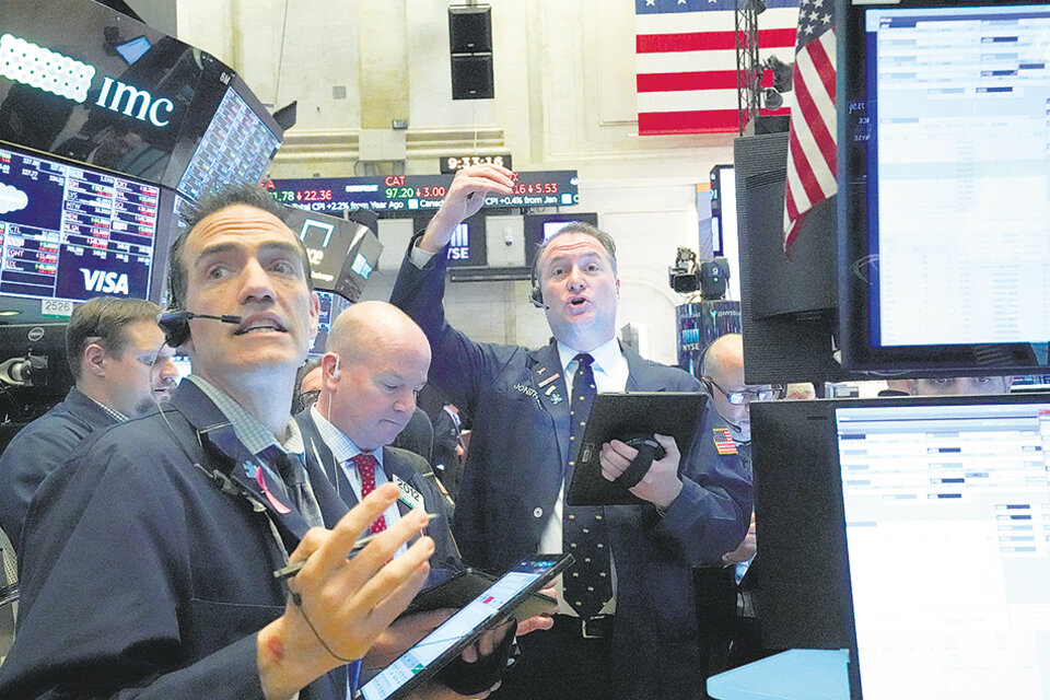Dow Jones bajó 7,3 por ciento, mientras que el MerVal lo hizo en 14,8. (Fuente: AFP)