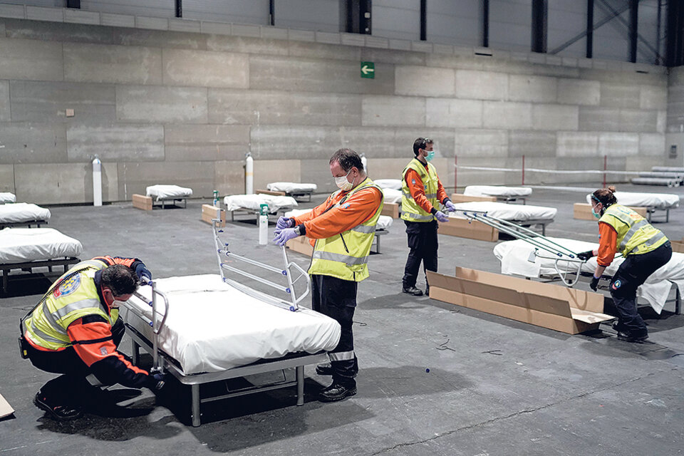 El ejército español comenzó a montar hospitales de campaña en Madrid y otras ciudades.  (Fuente: AFP)