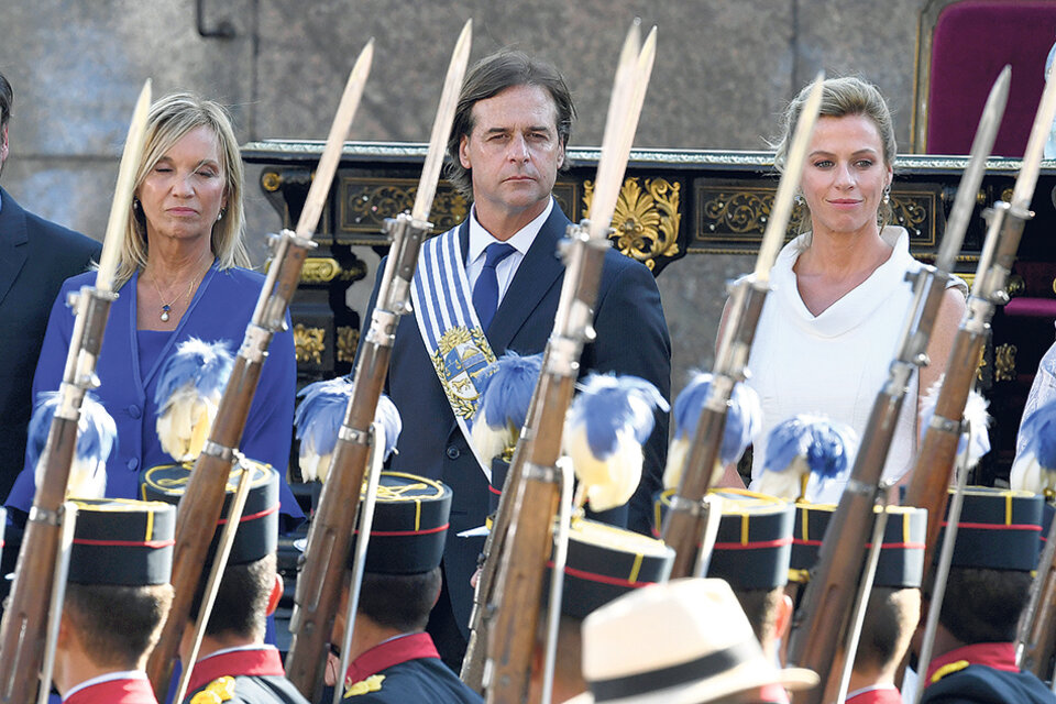 Lacalle Pou, flanqueado por su  esposa Lorena Ponce de Leon (der.)  y por su vice Beatriz Argimon.  (Fuente: AFP)