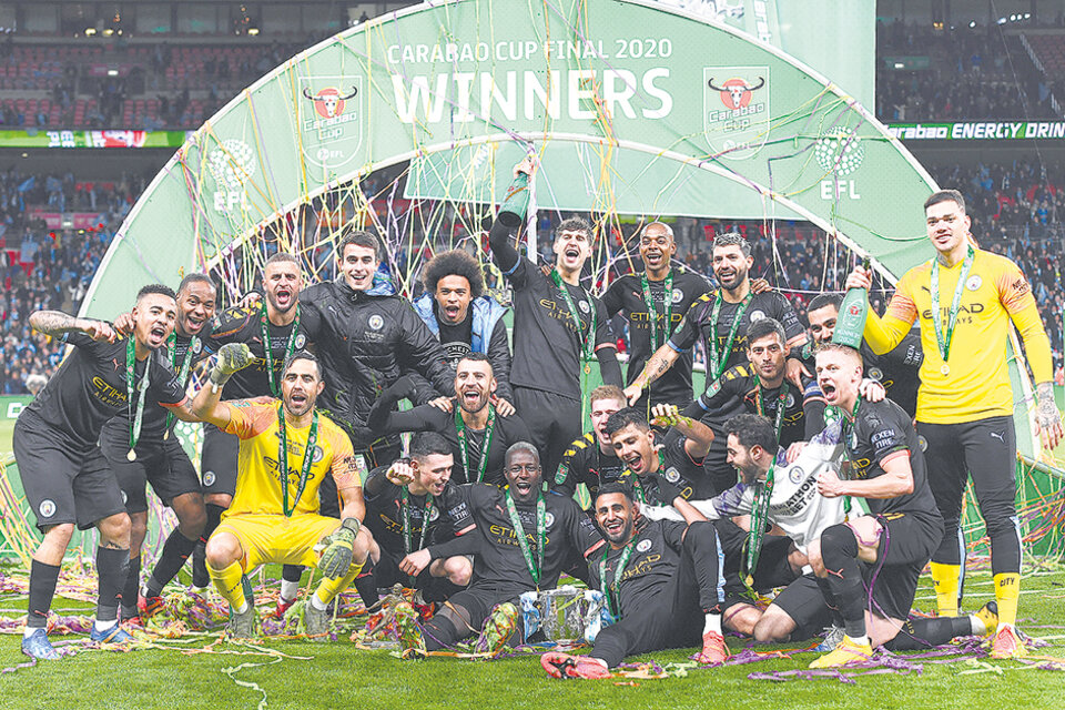 Los jugadores celebran la séptima Copa de la Liga en la historia del City. (Fuente: EFE)