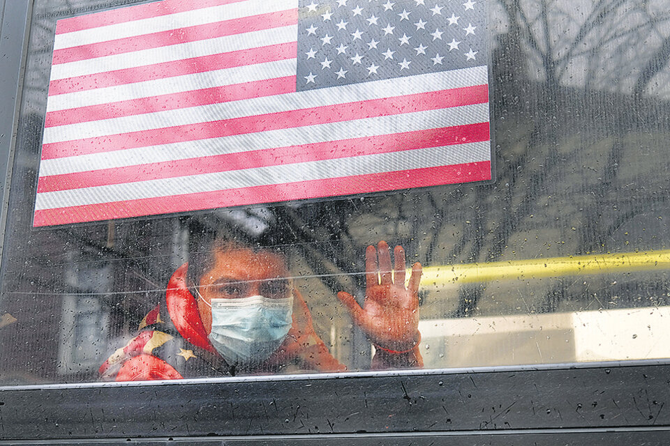 Un hombre saluda desde un micro en Queens, distrito de Nueva York, epicentro del coronavirus.  (Fuente: Télam)