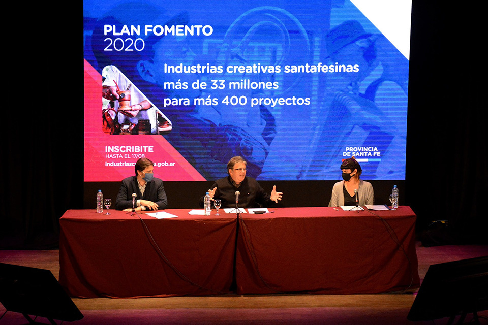 El ministro de Cultura Jorge Llonch junto a funcionarios del área.