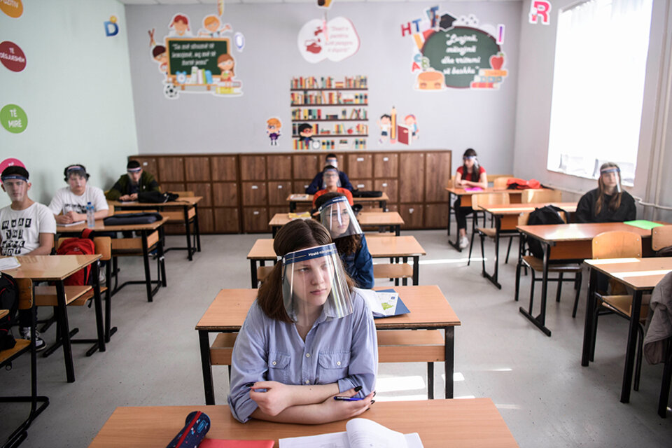 Distancia social en un aula escolar de Kosovo. (Fuente: AFP)