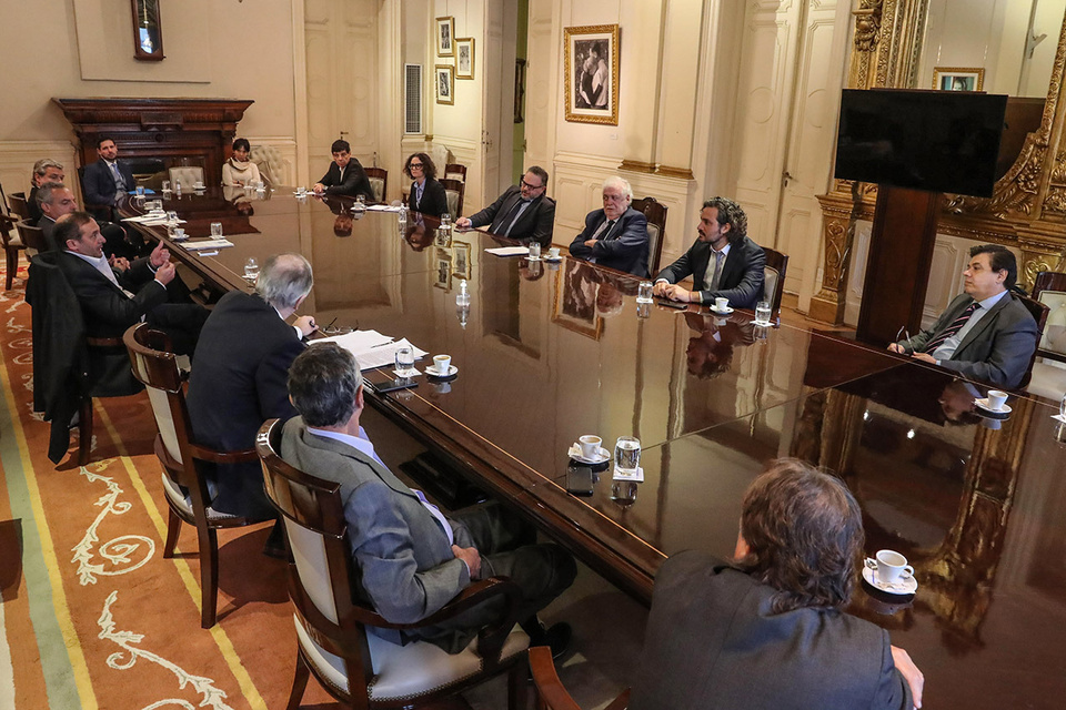El jefe de los ministros, Santiago Cafiero terminará de definir el listado de las industrias que exportan y de los parques industriales que desde el miércoles podrán seguir funcionando.