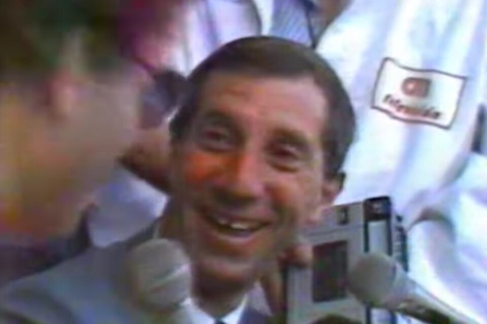 La sonrisa de Bilardo, mientras habla Víctor Hugo Morales. (Fuente: Captura de vídeo )