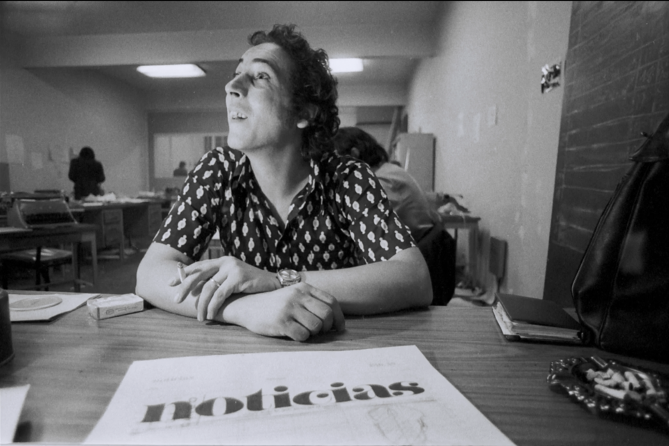 Carlos Bosch en la redacción del Diario Noticias, 1973