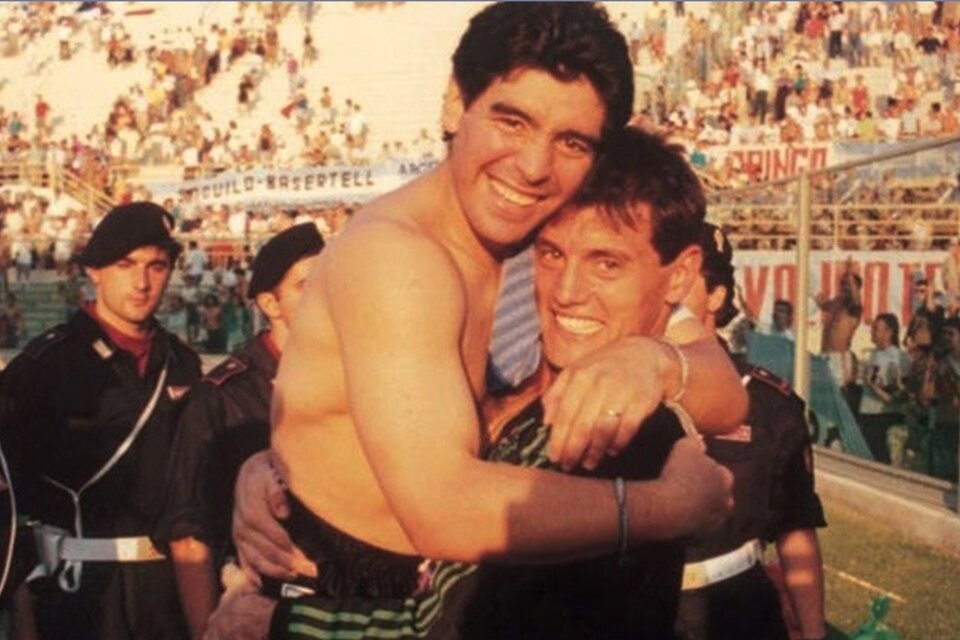 Diego Maradona y Sergio Goychochea, festejan el pasaje a las semifinales. (Fuente: Archivo El Gráfico)