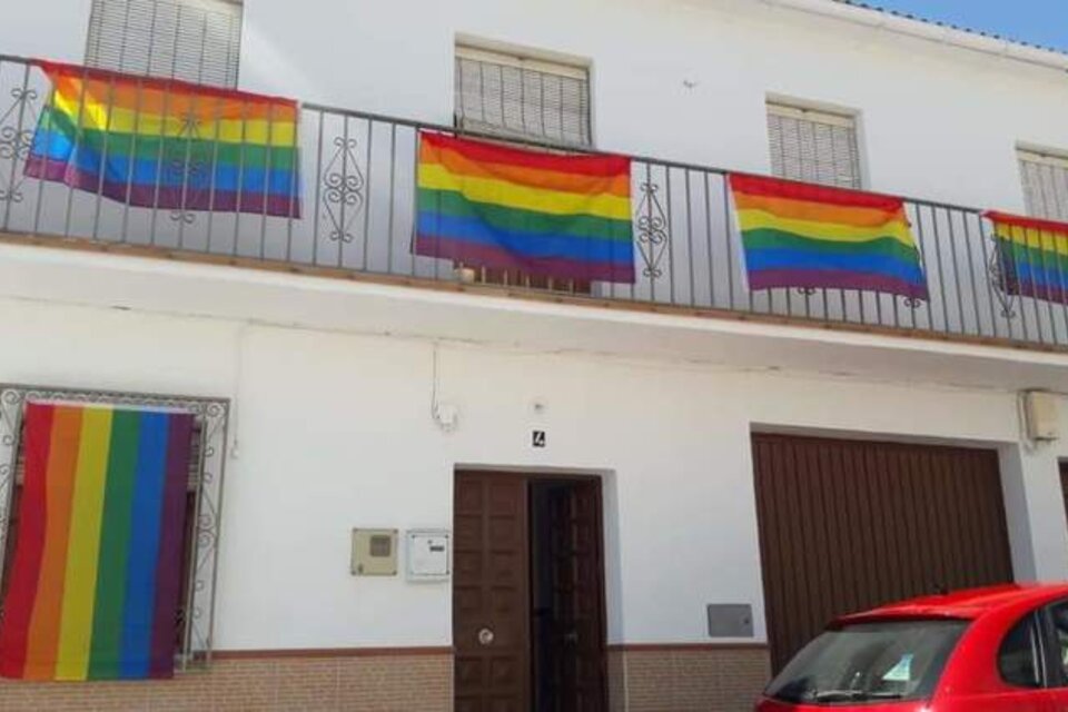 Casas de Villanueva de Algaidas con la bandera, en rechazo al retiro de la enseña del palacio comunal.  (Fuente: Twitter)