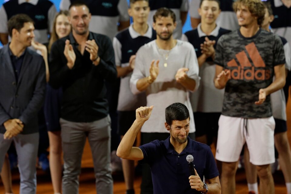 Djokovic presenta el torneo. A su derecha, Coric, que dio positivo, y Zverev, que no se contagió. (Fuente: EFE)