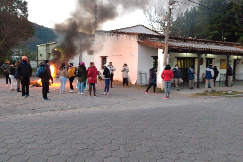 Municipales de La Caldera protestando en la entrada de la intendencia  