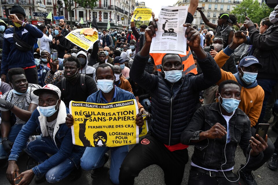 En París, inmigrantes reclaman los papeles para regularizar su situación.  (Fuente: AFP)