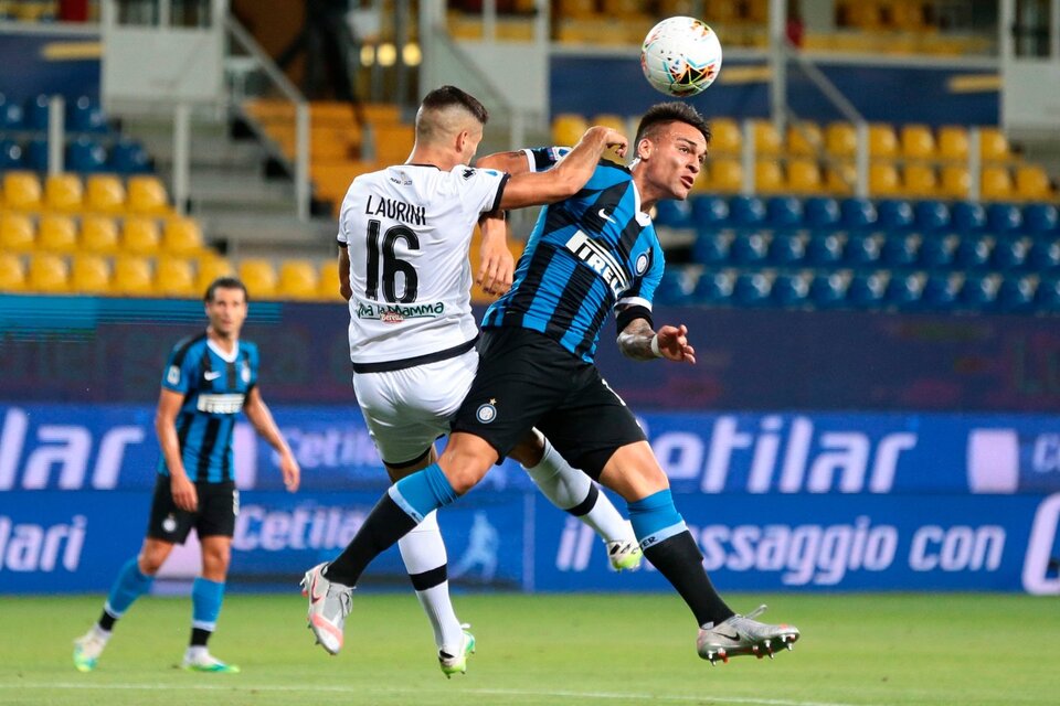 El Toro Martínez disputa la pelota con el francés Laurini. Ganó Inter. (Fuente: EFE)