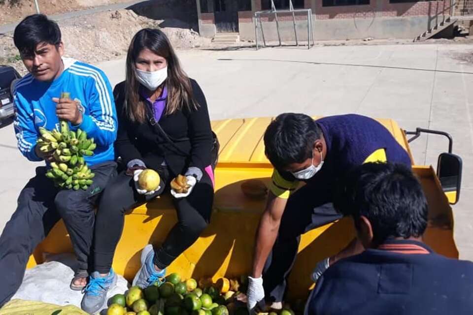Lucy Escobar durante una de las entregas de alimentos a las Subcentrales Agrarias Campesinas. (Fuente: Facebook)