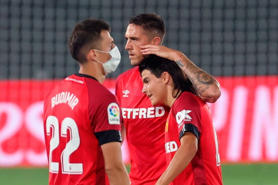 Romero, felicitado por sus compañeros tras el debut. (Fuente: NA)