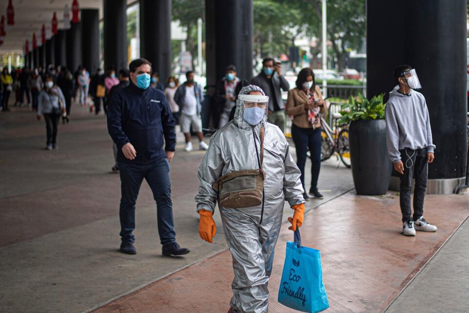 A horas de levantarse la cuarentena residentes de Lima caminan cerca de un shopping. (Fuente: AFP)
