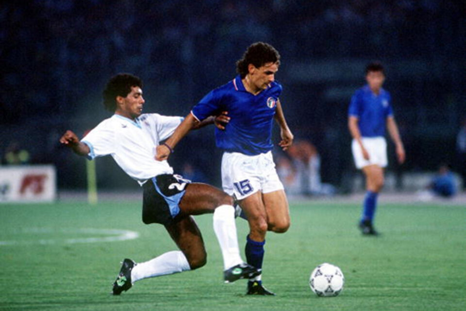 Rubén Pereira disputa la pelota con Roberto Baggio. (Fuente: AFP)
