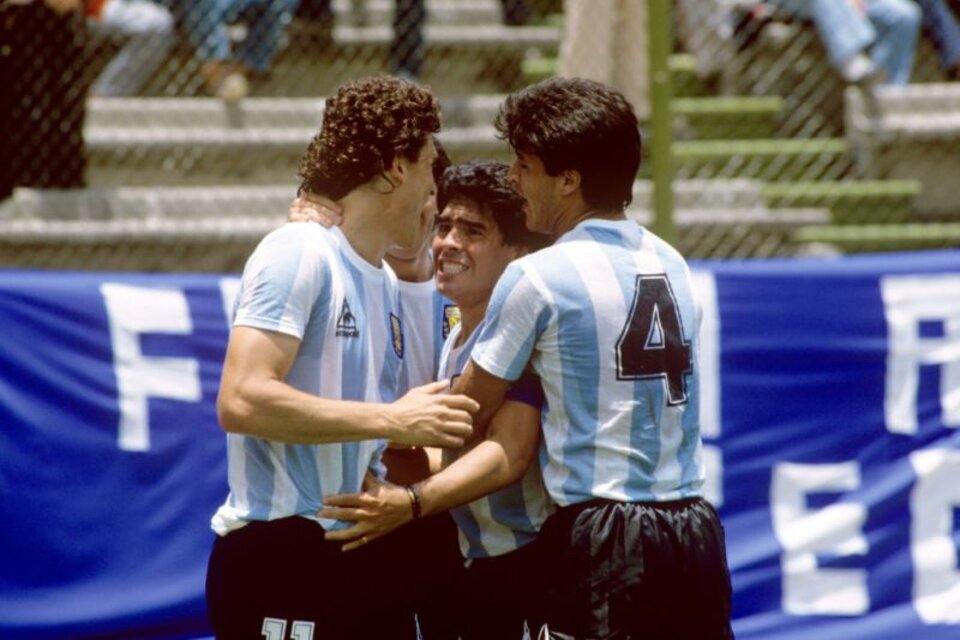 Maradona y Valdano, se abrazan en México 86.  (Fuente: AFP)