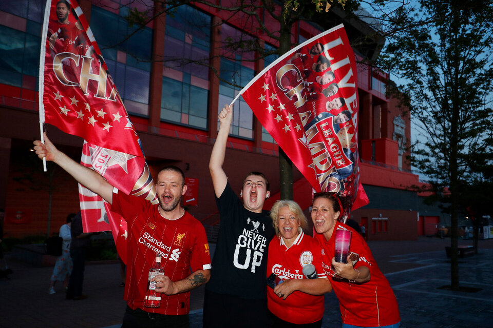Los hinchas del Liverpool salieron a festejar. (Fuente: AFP)