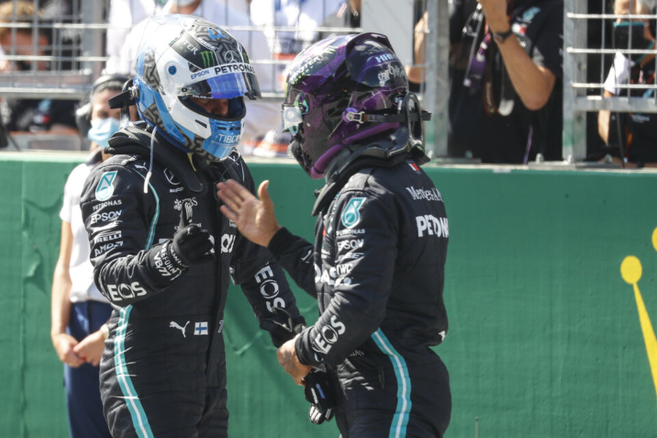 Los pilotos de Mercedes se saludan después de la clasificación.  (Fuente: AFP)