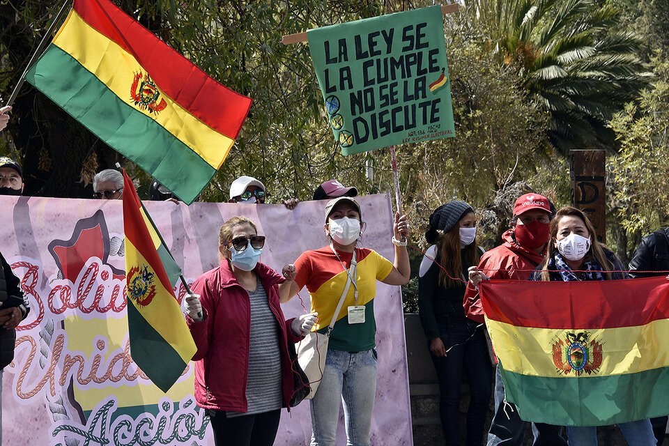 Manifestantes protestan en contra de la postergación en la sede del TSE en La Paz. (Fuente: AFP)