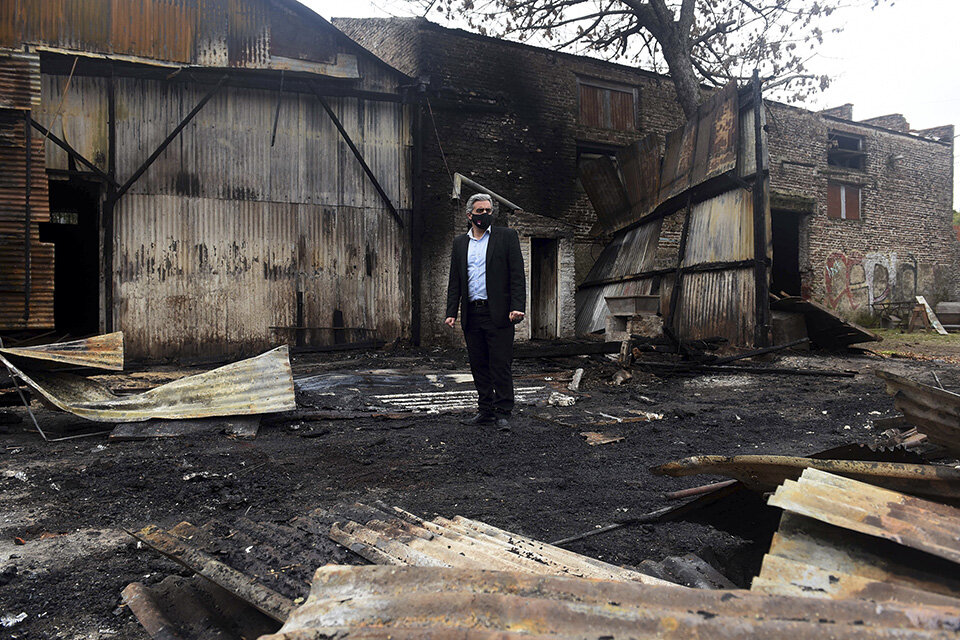 El rector Bartolacci recorrió el lugar incendiado.