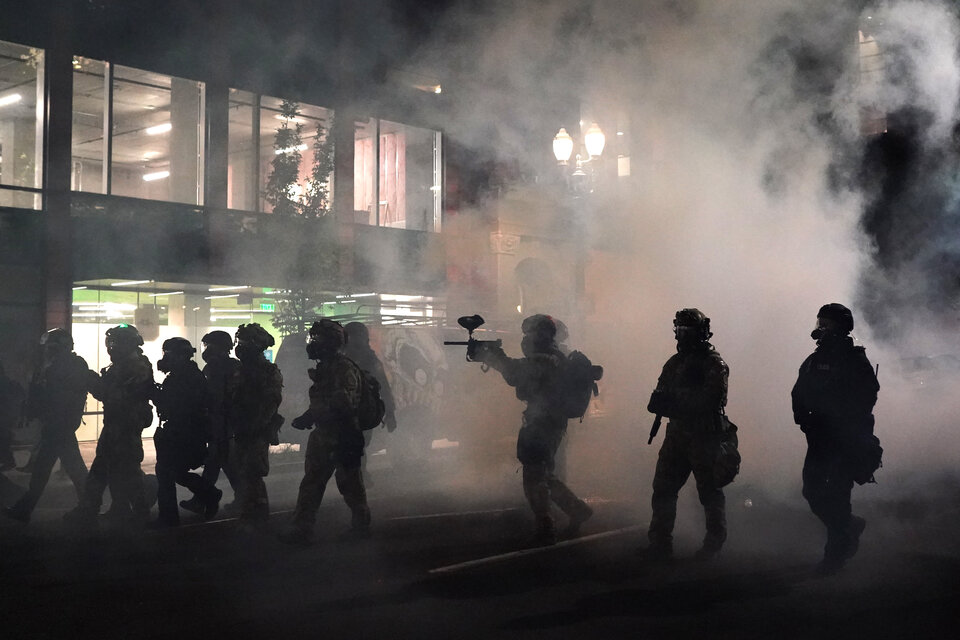 Policías tiran gases lacrimógenos a manifestantes durante una protesta en Portland  (Fuente: AFP)
