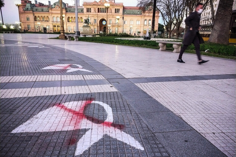 Los pañuelos blancos pintados en el piso de la histórica Plaza de Mayo volvieron a ser escrachados como hace tres semanas. (Fuente: Adrián Pérez)