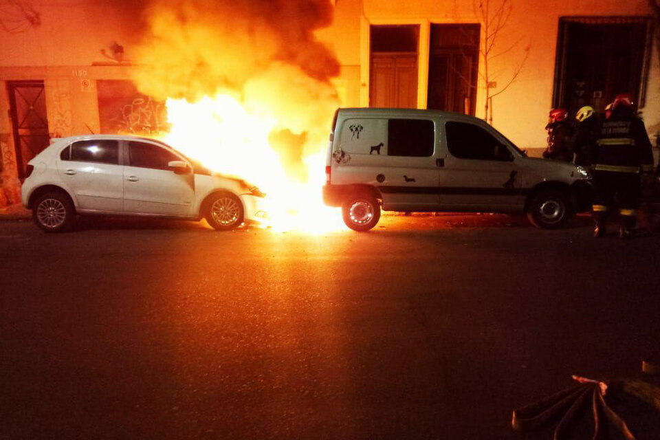 Video: así fue el ataque de quemacoches en Villa Crespo (Fuente: NA)