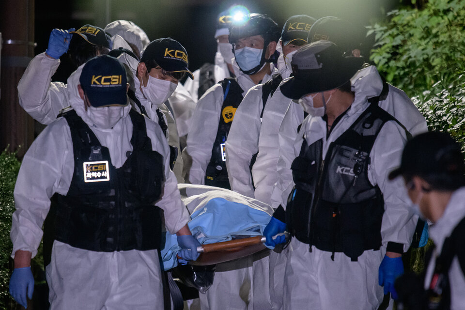 Parmédicos coreanos transportan en camilla en cadáver de Park Won-soon en el bosque donde fue encontrado.  (Fuente: AFP)