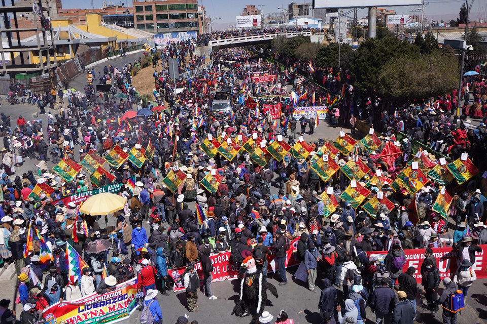 Miles de Bolivianos marchan desde El Alto camino a La Paz paa protestar frente al TSE. (Fuente: EFE)
