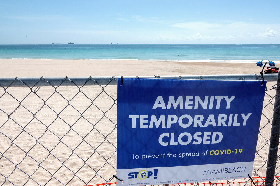 Además de imponer un toque de queda Giménez cerró todas las playas del condado. (Fuente: EFE)