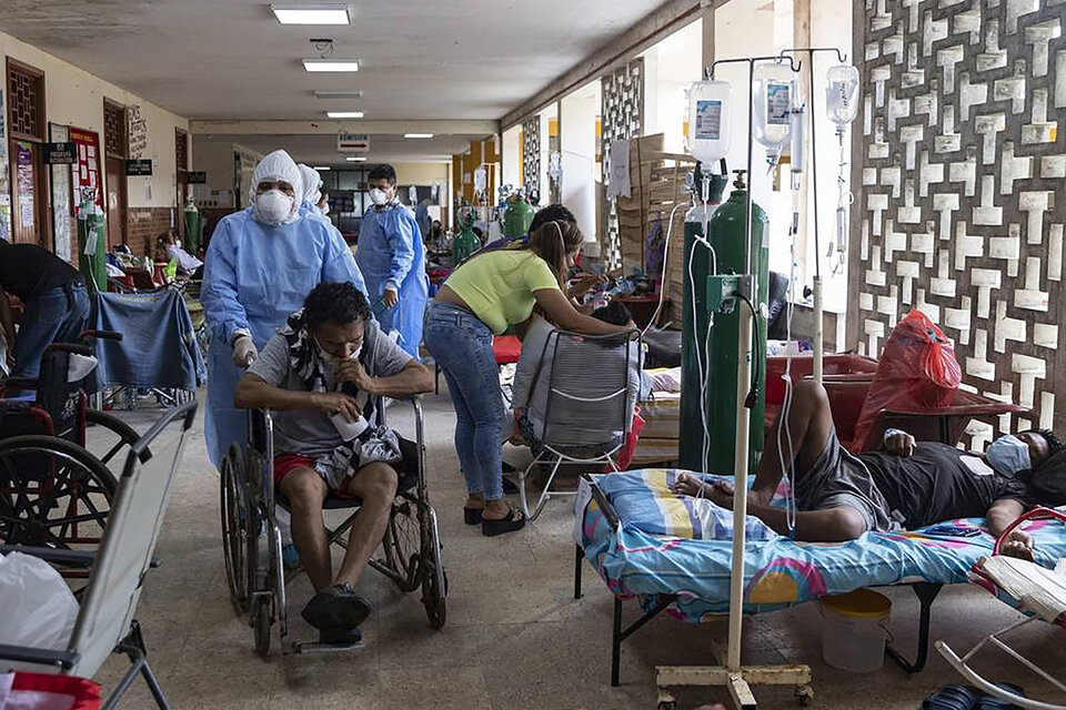 Pacientes de coronavirus reciben tratamiento en el hospital de Iquitos, amazonia peruana. Foto 2: Traslado a un hospital de un niño con covid-19 de una comunidad del Amazonas a Iquitos. (AFP) (Fuente: EFE)