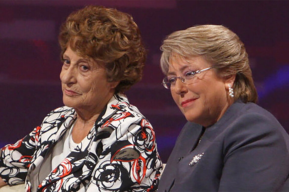 Bachelet (der.), junto a su madre  (Fuente: EFE)