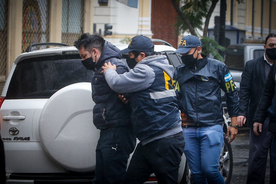 El momento en que los policías se llevaban detenido al espía Facundo Melo, uno de los agentes que reportaban en Casa Rosada. (Fuente: EFE)