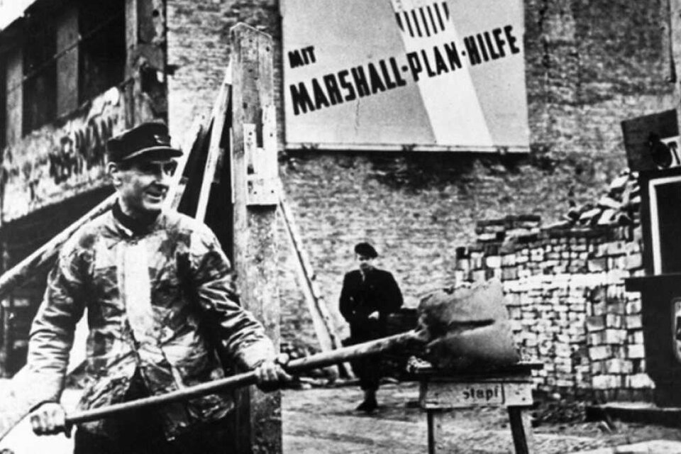 El Plan Marshall en 1947 para la reconstrucción de los devastados países amigos de Europa, incluida Alemania, que debían convertise en bastiones contra la penetración comunista.
