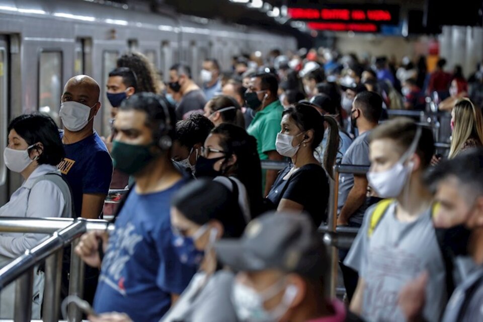 Pasajeros esperan para poder subir al tren en San Pablo.  (Fuente: EFE)